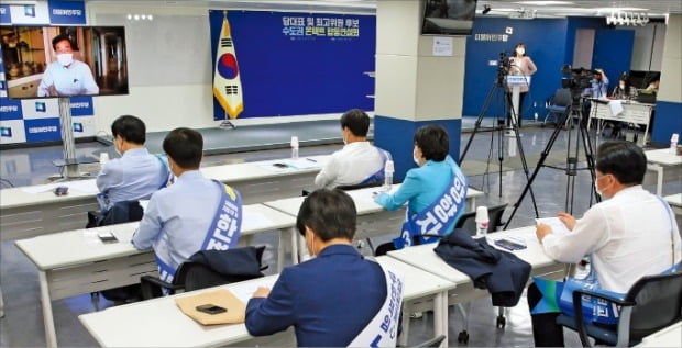 < 비대면 합동연설회 > 더불어민주당 당대표에 출마한 이낙연 의원(TV 화면 속)이 지난 22일 서울 여의도 민주당 중앙당사에서 열린 당대표와 최고위원 후보 ‘수도권 비대면 합동연설회’에서 영상 연설을 하고 있다.  뉴스1 