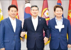 이철우 경북지사(왼쪽부터)와 정경두 국방부 장관, 권영진 대구시장이 지난 14일 만나 통합신공항 이전지역인 군위와 의성군이 상생할 수 있도록 노력하겠다는 의지를 확인했다.  경상북도 제공 