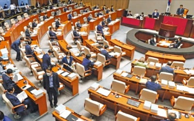 국회도 '방역 비상'…예결위, 의원들도 출입 제한