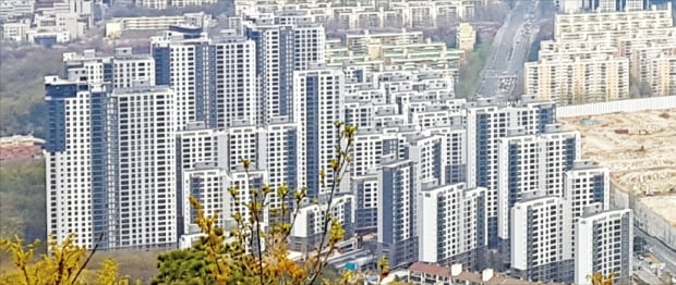 수도권을 중심으로 아파트 입주 물량이 감소세를 보이면서 전·월세난이 더 심화할 것이란 우려가 퍼지고 있다. 다음달 말 입주하는 서울 개포동 개포래미안포레스트.  한경DB 