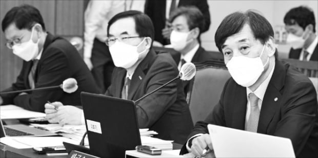 이주열 한국은행 총재(맨 오른쪽)가 24일 국회에서 열린 기획재정위원회 전체회의에 출석해 의원들의 질의에 답변하고 있다.  신경훈 기자 khshin@hankyung.com 
