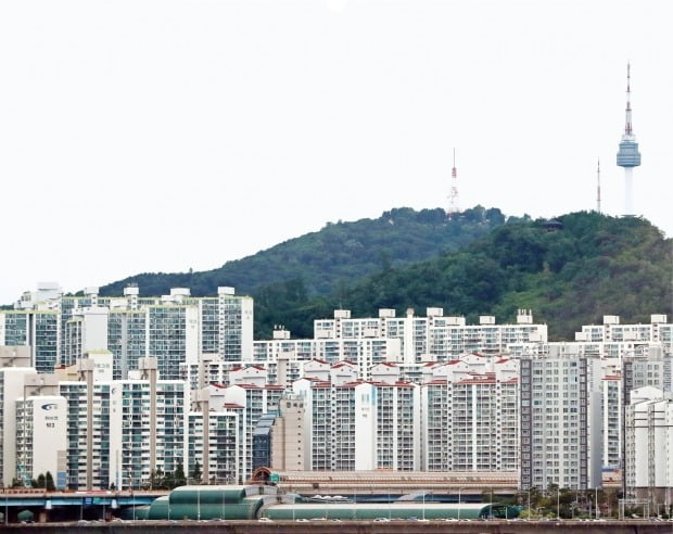 남산 타워와 아파트.  /연합뉴스