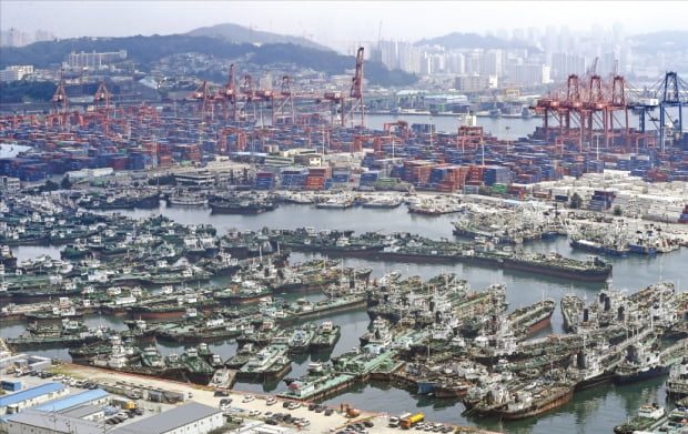 [포토] 초강력 태풍 '바비' 북상…부산항 피신한 선박들