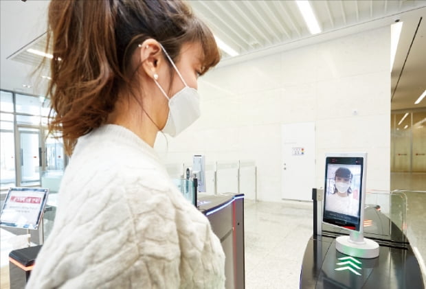 LG CNS의 한 직원이 인공지능(AI) 출입시스템에서 얼굴을 인식하고 있다.  LG 제공 