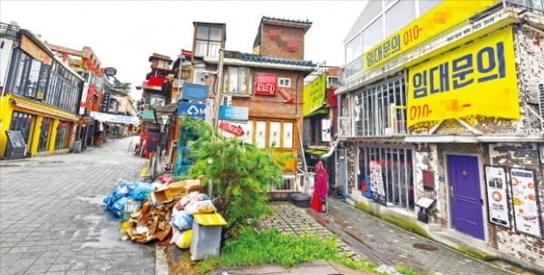 수도권 사회적 거리두기 2.5단계가 시작된 30일 서울 이태원 세계음식거리가 한산하다. 신종 코로나바이러스 감염증(코로나19) 재확산으로 서울, 인천, 경기 지역 일반 음식점들은 오후 9시부터 다음날 새벽 5시까지는 포장·배달 주문만 가능하다.  허문찬 기자 sweat@hankyung.com 