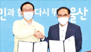 송철호 울산시장(왼쪽)이 31일 울산시청에서 안광헌 현대글로벌서비스 대표와 디지털 캠퍼스 설립 양해각서를 맺었다.  울산시  제공 