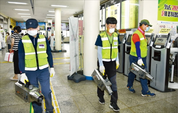 지역 내 코로나19 확진자가 늘어나면서 거제시가 고현동 시외버스터미널에서 긴급방역작업을 하고 있다.  거제시  제공 