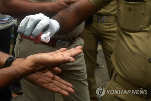 인도인 10명, 코로나로 술 못 구하자 손 소독제 마시고 사망