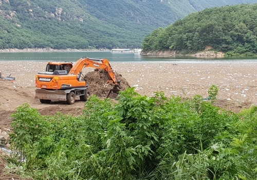 충주호 장마 쓰레기 대량 유입…3곳서 수거 작업