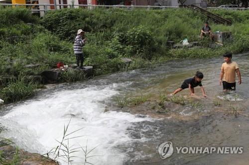 휴가철 중부권 집중호우로 '한산'…불볕더위 영남·제주 '북적'