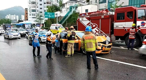 서울 사직터널 인근 버스·택시·승용차 빗길사고…2명 병원이송