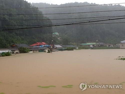 음성 감곡면 주천저수지 범람 위기…150여가구 대피령