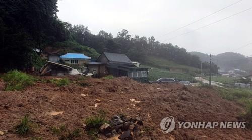 급류 휩쓸리고 토사 깔려…충북서 3명 사망·2명 실종(종합)