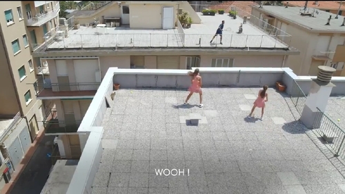 페더러, 이탈리아 소녀들과 지붕 위에서 '테니스 경기'