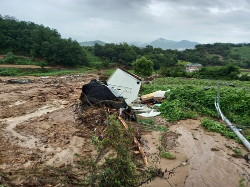 '312㎜ 물폭탄' 충주서 산사태로 2명 사망·소방관 1명 실종