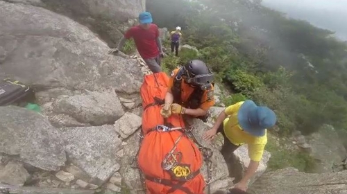 부산 금정산서 70대 추락해 부상…헬기로 이송