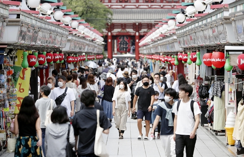 "민도 다르다" 뻐기던 일본, 확진자 일주일에 8천명 급증