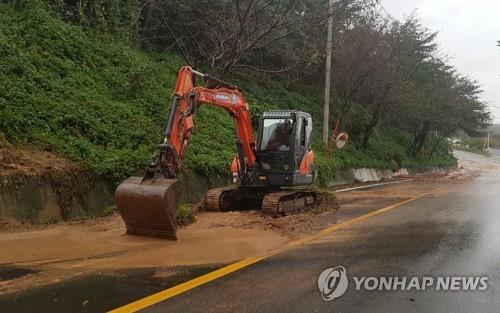 '토사 유출' 중부고속도로 일죽∼대소IC 15시간여만에 통행 재개