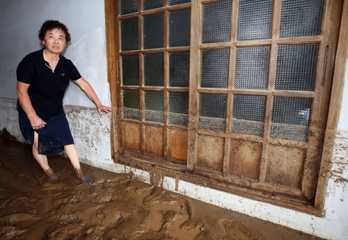 [르포] 저수지 둑 '와르르'…"해일같이 밀려든 물에 지붕 대피"