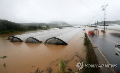 천안 병천천 둑 일부 붕괴…수신면 장산리 마을 고립