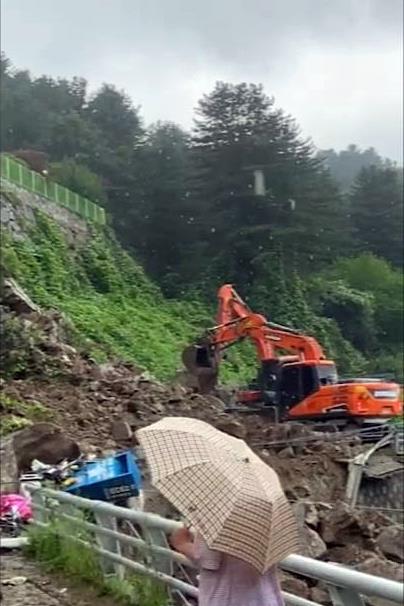 가평서 축대 붕괴로 마을 진입로 막혀…주민·피서객 고립