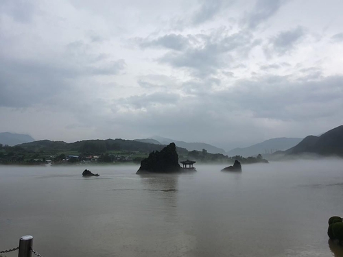 물 가득 찬 도담삼봉…단양 남한강 수위 크게 올라