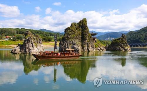 물 가득 찬 도담삼봉…단양 남한강 수위 크게 올라