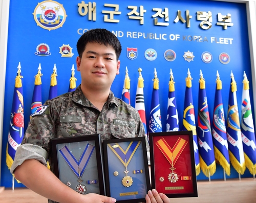 고교 시절부터 7년간 100회 헌혈 해군 장교 '명예장'