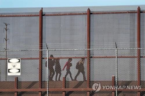 '비극이 된 아메리칸 드림' 멕시코인 국경장벽 넘다 또 추락사