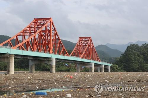 거대한 쓰레기장된 충주호…14년만에 최다 3만㎥ '둥둥'