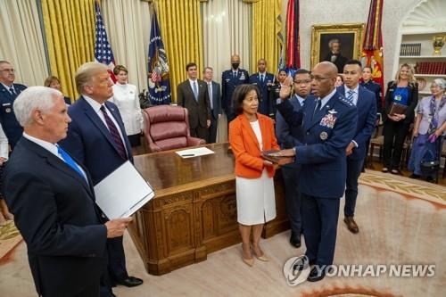 미 첫 흑인 공군참모총장 브라운 취임…트럼프 "자랑스럽다"