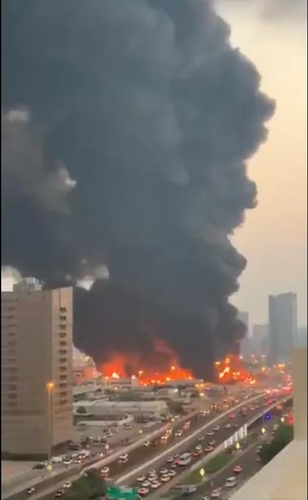 UAE 아즈만 창고형 시장서 큰 불…사상자는 없어