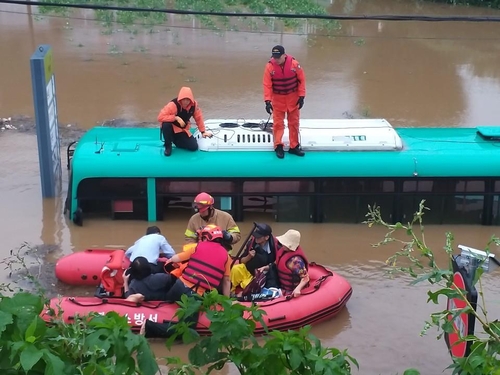 파주서 운행 중이던 시내버스 불어난 물에 잠겨…5명 구조