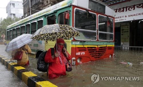 시속 107㎞ 강풍에 294㎜ 폭우…印뭄바이, 코로나에 물난리 겹쳐