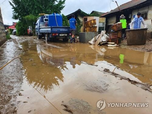 '오락가락 빗속' 천안·아산 민관군 1천600여명 사흘째 복구작업