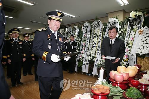 하천 뛰어들어 어린이 구한 경찰관 표창…부친은 순직 경찰