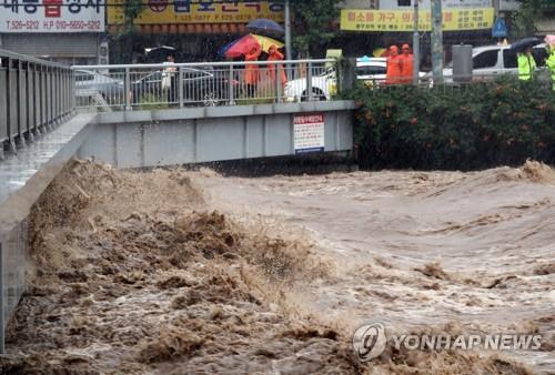 '물 폭탄'에 광주천 범람 위기…도로는 잠기고·열차는 끊기고