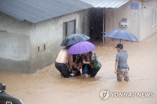 광주천 범람 위기·영산강 홍수 경보…도로에는 차량 '둥둥'(종합2보)