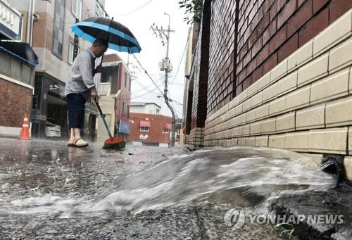 물 폭탄에 경전선 토사 유입…광주 송정∼순천 열차 운행 중단