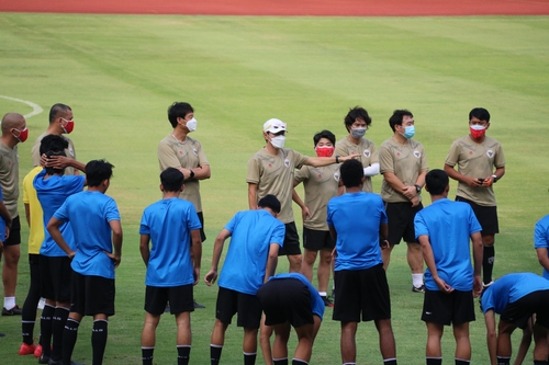 신태용 감독, 자카르타 복귀 후 첫 훈련…마스크 쓰고 지휘