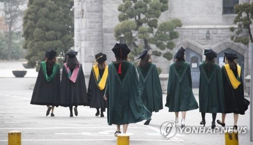 "인생에 한번인데"…코로나19 재확산에 대학가 '온라인 졸업식'