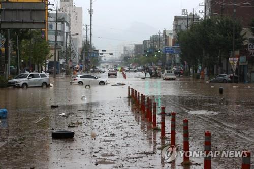 남부 폭우로 물난리 속출…전국 해수욕장·유원지 '한산'