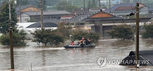 [르포] '먼발치서 발만 동동'…섬진강 둑 붕괴현장 찾은 '멍든 농심'