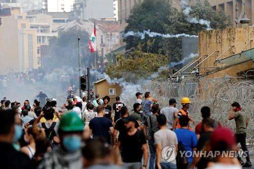 폭발참사 레바논 '정권퇴진' 시위서 유혈사태…100여명 부상(종합)
