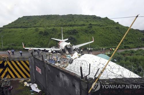 '두 동강' 인도 여객기 생존자 "두려웠다…다신 타고 싶지않아"