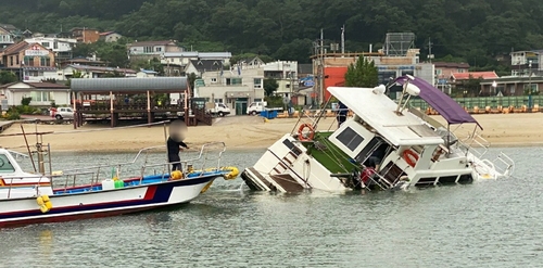 인천 대이작도 선착장서 정박중인 레저보트 침수…해경 인양