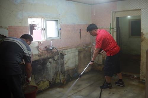 '빗속에도 복구작업'…특별재난지역 천안·아산 수해 현장