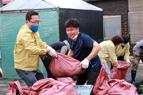 '빗속에도 복구작업'…특별재난지역 천안·아산 수해 현장