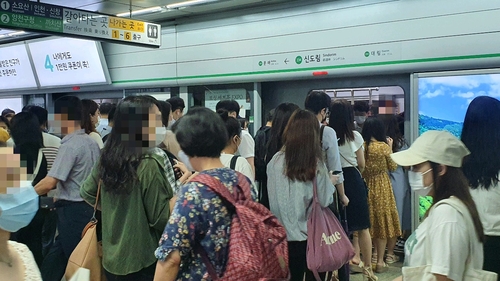 출근길 서울 전철·버스 북새통…도로 소통은 원활