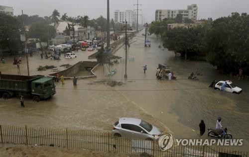 印산사태 사망자 43명으로 늘어…파키스탄선 폭우로 64명 사망